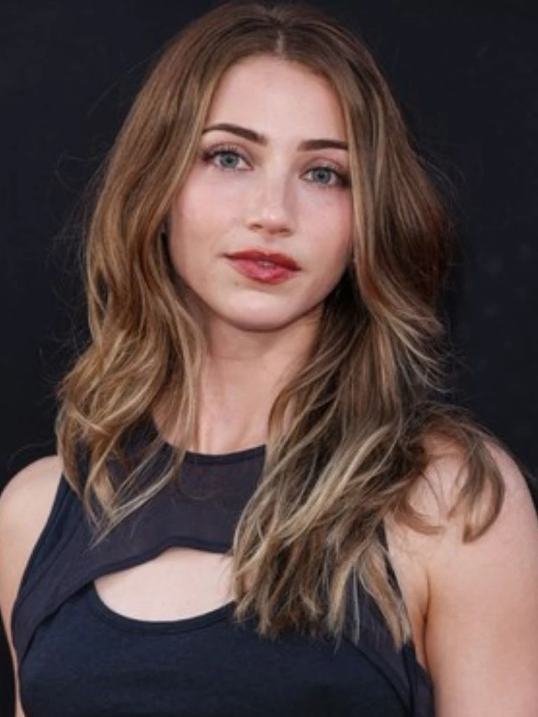 Emily Rudd Biography: Wiki, Age, Career, Height, Weight, Boyfriend, Net Worth & More
